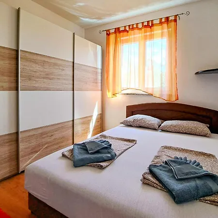 Pet Friendly In With Kitchen