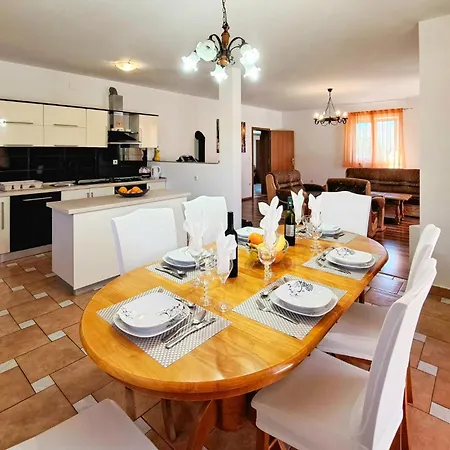 Awesome Home In Pula With Wifi * بولا