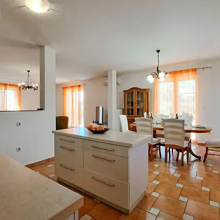 Дом отдыха Pet Friendly In With Kitchen Пула