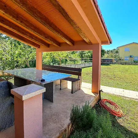 Pet Friendly In With Kitchen Pula