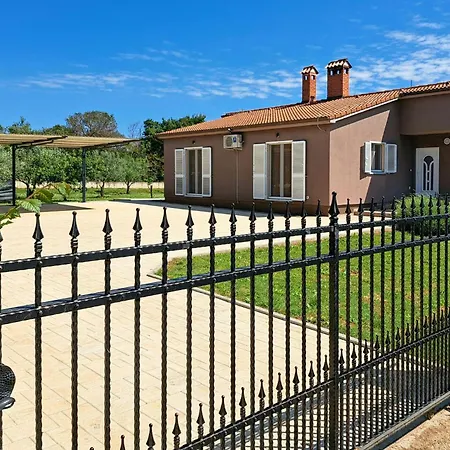 Awesome Home In Pula With Wifi بولا