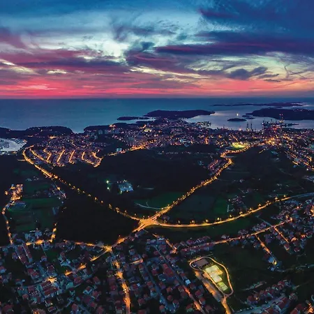 Pet Friendly In With Kitchen *