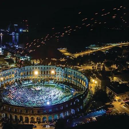 Pet Friendly In With Kitchen Pula