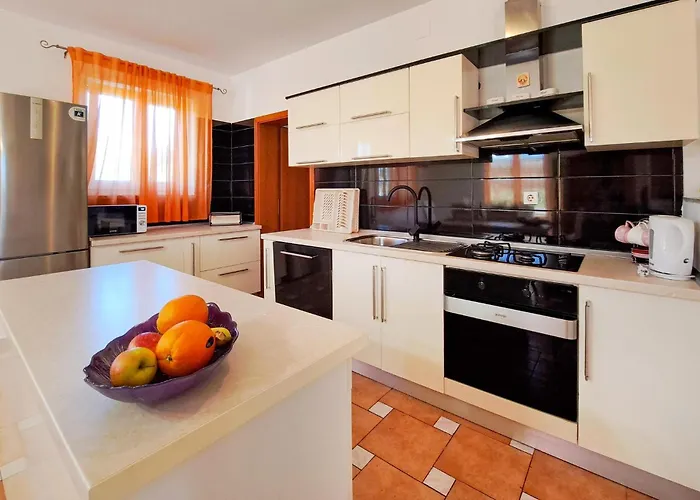 Pet Friendly In With Kitchen *