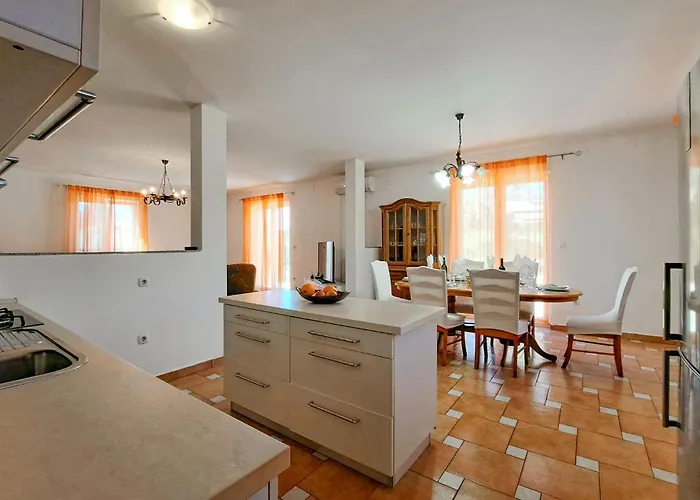 Vikendica Pet Friendly In With Kitchen Pula