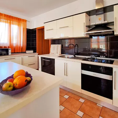 Pet Friendly In With Kitchen *