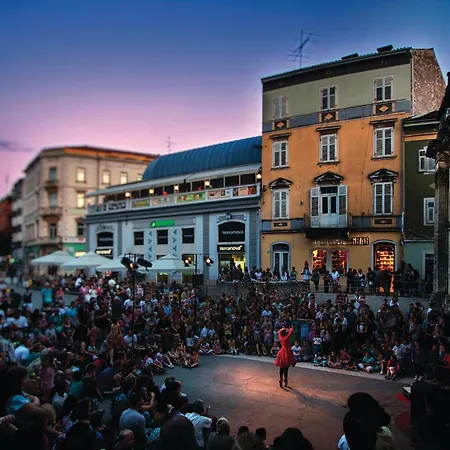 Pet Friendly In With Kitchen Holiday home *