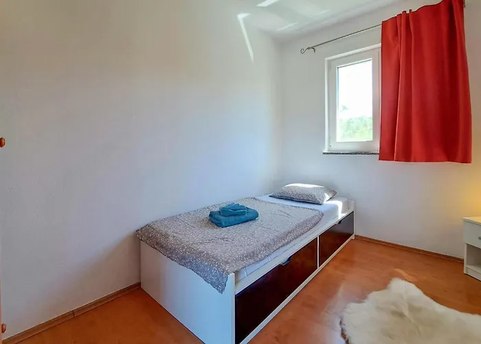 Pet Friendly In With Kitchen