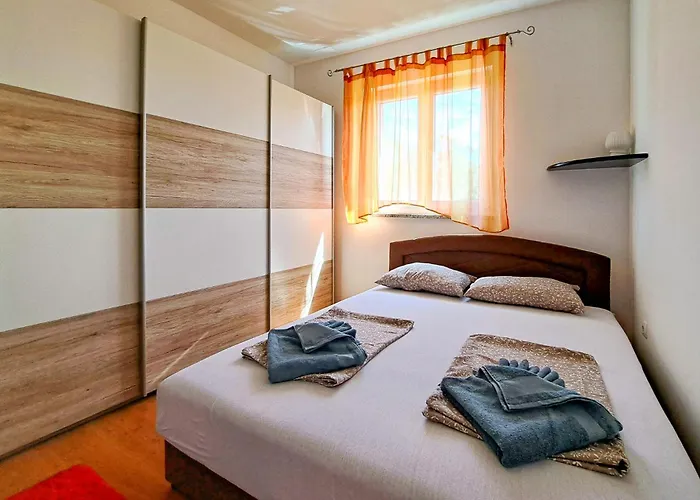 Pet Friendly In With Kitchen