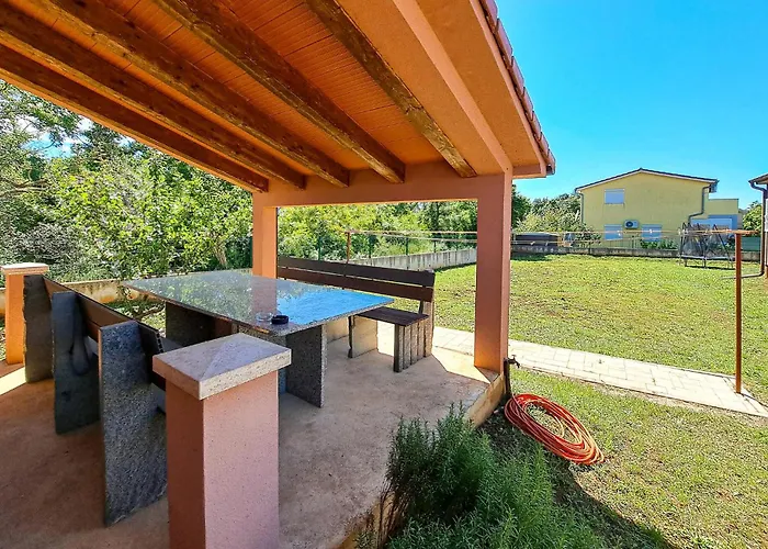 Pet Friendly In With Kitchen Pula