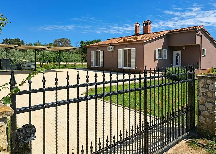 Pet Friendly In With Kitchen Pula