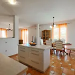 펜션 4 Bedroom Lovely In 풀라
